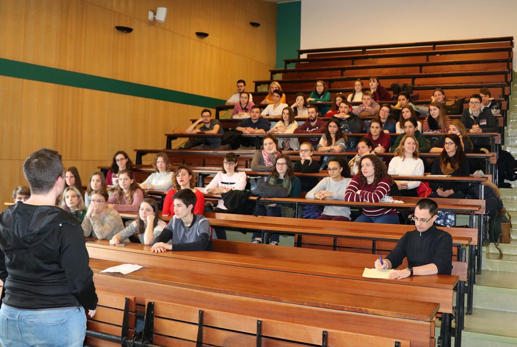 Tables-rondes à l'ENSCMu, rencontre entre élèves et diplômés.