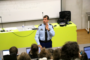 Cours d'un gendarme sur la cybersécurité