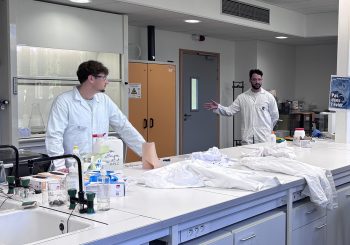 SÉCURITÉ EN LABORATOIRE : LES 3E ANNÉES SENSIBILISENT LES 1RE ANNÉES